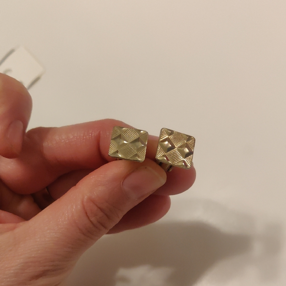 vintage gold-tone cufflinks featuring a distinct geometric, criss-cross